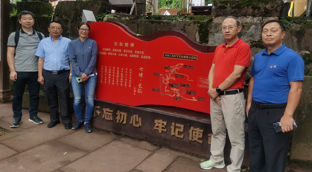 庆国庆缅怀先烈 接受革命传统教育
