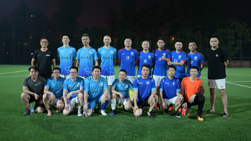 公司足球队与兰大校友队进行友谊赛